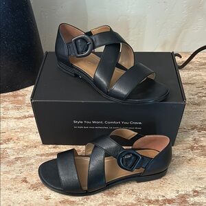 NEW Vionic 7.5 W Black Sandals with Crisscross Straps and Ankle Support